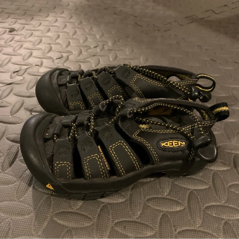 Keen Newport Sandals Watershoes Black Yellow Outdoor Hiking Boys Size 11